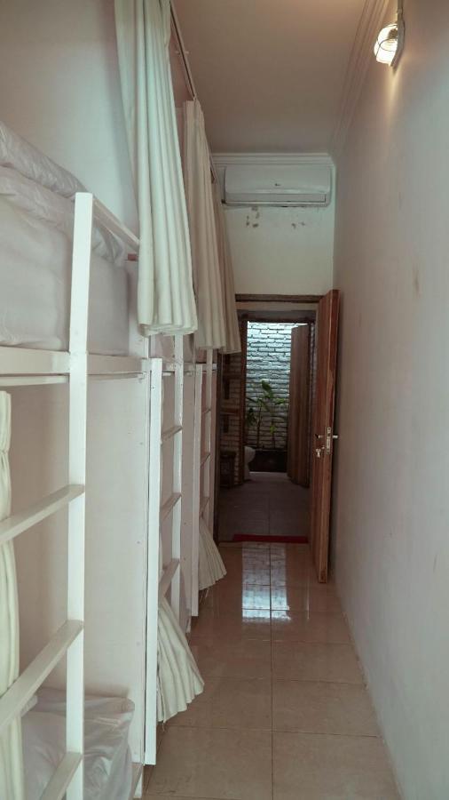 Indonesia Backpacker Hostels Kuta  Exterior photo